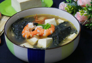 Canh rong biển tôm tươi – Top 10 món canh thanh mát, bổ dưỡng cho bữa tiệc tại nhà